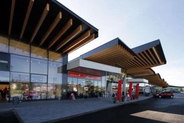 Bild: Mit Holz gut bedacht: Fachmarktzentrum Thayapark