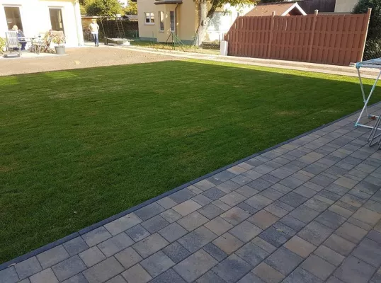 Bild: Rollrasen richtig verlegen