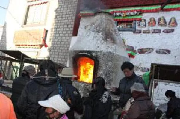 Bild: Tibeter in Tibet beteten für den Erfolg des Treffens des Dalai Lama mit Obama