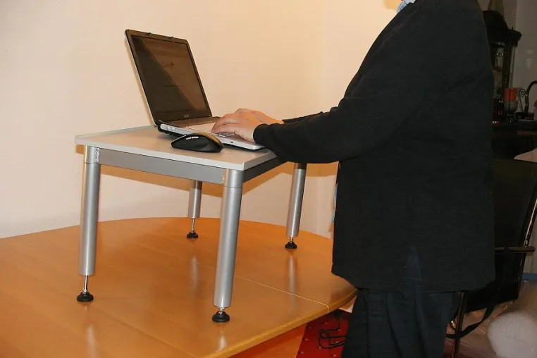 Bild: Ergonomischer Reiseschreib- Stehtisch für den Laptop im Außendienst