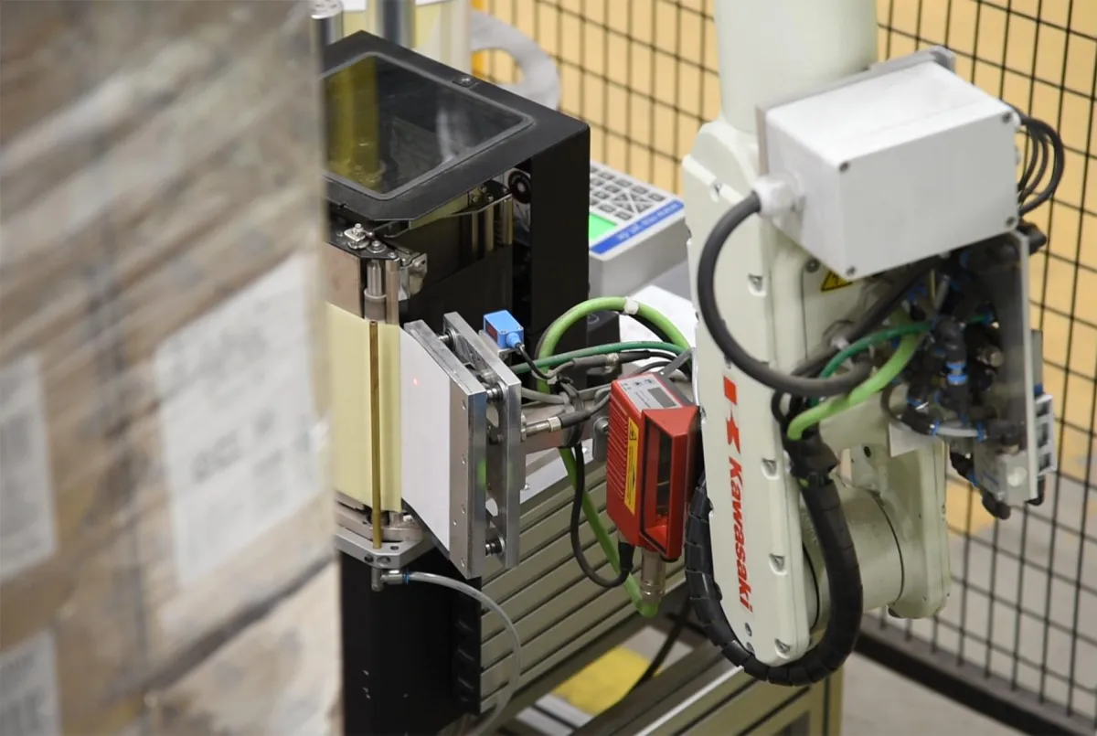 Der REA LABEL DS Durchlaufdruckspender erhöht den Automatisierungsgrad in der Produktion.