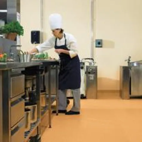 Bild: Granit Safe.T – Sicherheit auf Schritt und Tritt: Rutschgefahren sicher vermeiden