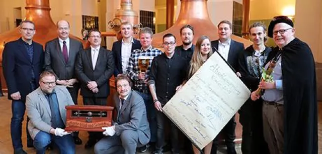 Lossprechungsfeier in historischem Ambiente – Ein Prost auf den Nachwuchs: Sieben auf einen Streich Bild: Lossprechungsfeier in historischem Ambiente – Ein Prost auf den Nachwuchs: Sieben auf einen Streich