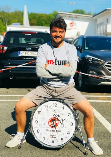 Bild: Kölner Musiker mit genialer Idee, handsignierte FC Köln Drum-Uhr soll in der Krise den Ärmsten helfen!