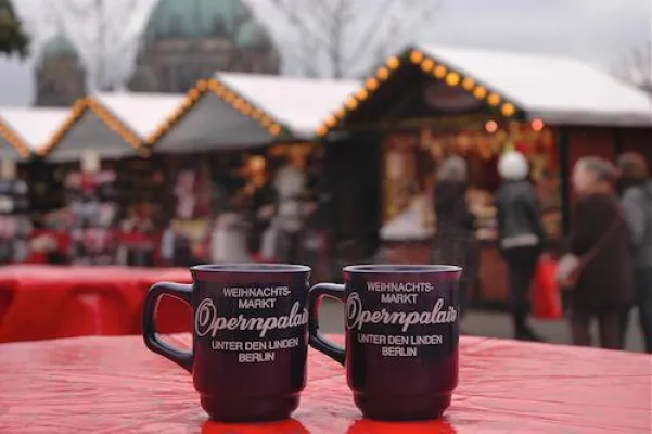 Einladung zur "Klassik Radio-Glühweinparty" am 12. Dezember auf Nostalgischen Weihnachtsmarkt am Opernpalais Bild: Einladung zur "Klassik Radio-Glühweinparty" am 12. Dezember auf Nostalgischen Weihnachtsmarkt am Opernpalais