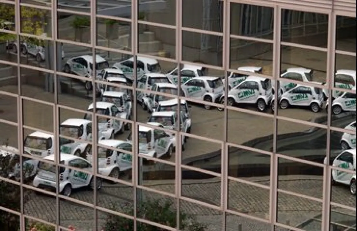 Die größte weiße smart-Flotte Europas: Weit mehr als 1.000 smart fortwo sind mit dem Logo der LVM Versicherungen auf Deutschlands Straßen unterwegs.