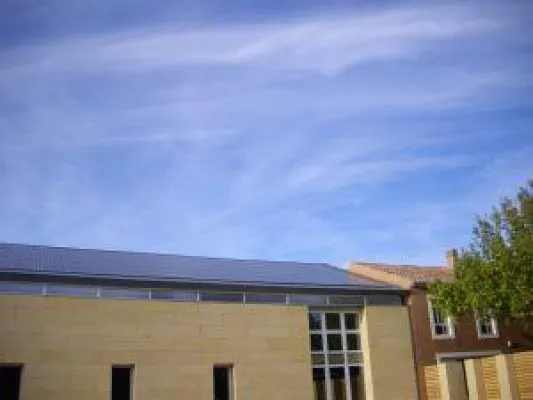 Bild: Französische Naturkosmetikfirma produziert Sonnenstrom auf neuem Firmensitz