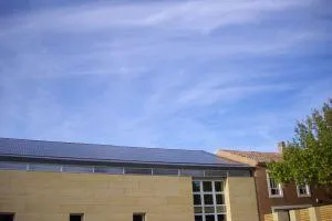 Bild: Französische Naturkosmetikfirma produziert Sonnenstrom auf neuem Firmensitz