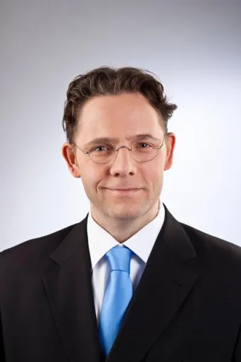 Bild: Steuerberater positioniert sich vor Ort