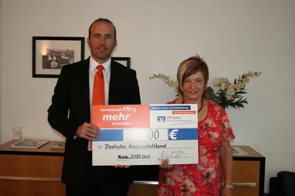 Bild: Spende für den Kinderschutzbund in Schotten