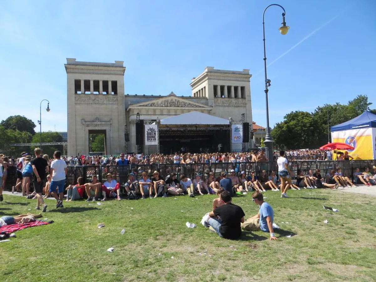 GIGS Barrikaden von eps auf dem Münchner Königsplatz
