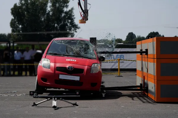 Bild: Fahrzeugsicherheit: Erster öffentlicher Röntgen-Crash