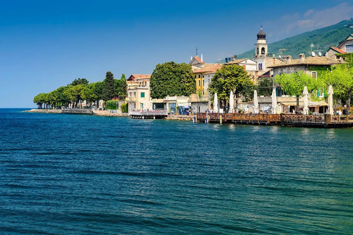 Torri del Benaco am Gardasee (© Sergey Berestetsky - Shutterstock)