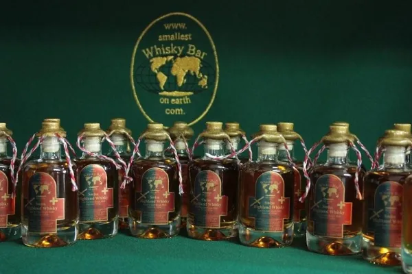 Smallest Whisky Bar on earth bringt „Wasser“ zurück nach Schottland Bild: Smallest Whisky Bar on earth bringt „Wasser“ zurück nach Schottland