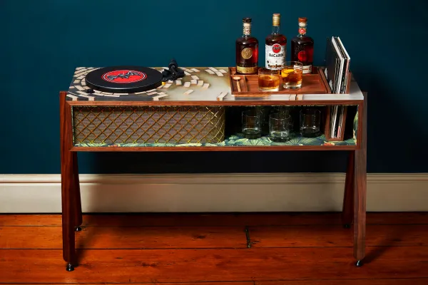 Bild: Rhythmisch-heiße Weihnachten mit BACARDÍ und der limitierten ,,Vinyl Bar Konsole‘‘