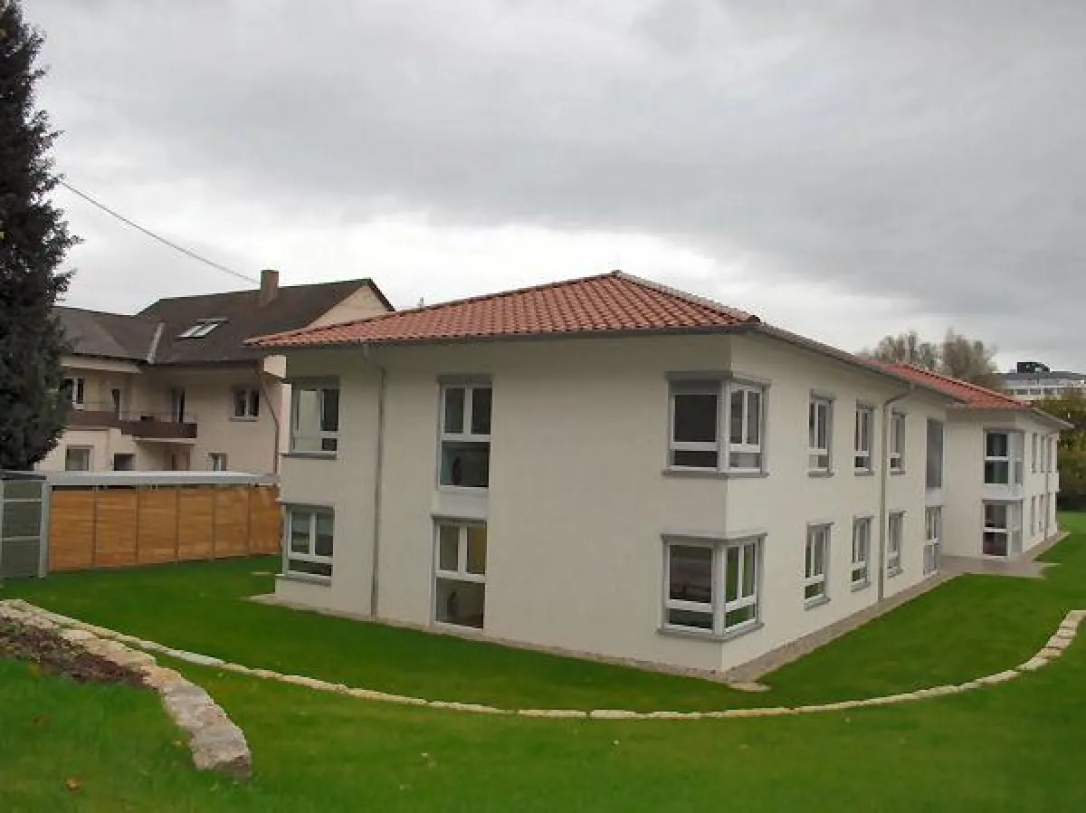 Das Wohnhaus der St. Gallus-Hilfe im Unterurbacher Weg fügt sich in die Nachbarschaft ein.