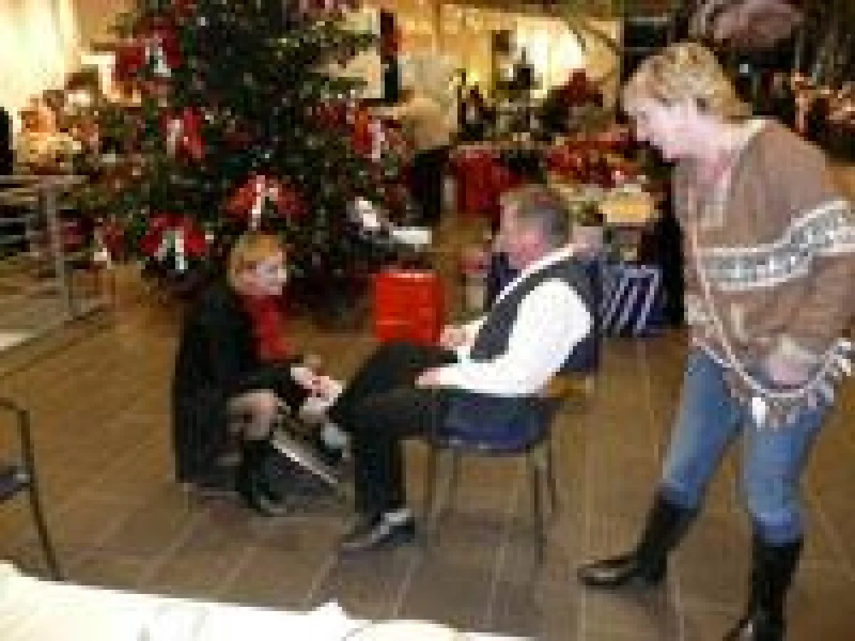 Schuhputz-Aktion aus dem Vorjahr: Hier arbeitet Isabel Schweizer, Vorstandsmitglied der Indianerhilfe