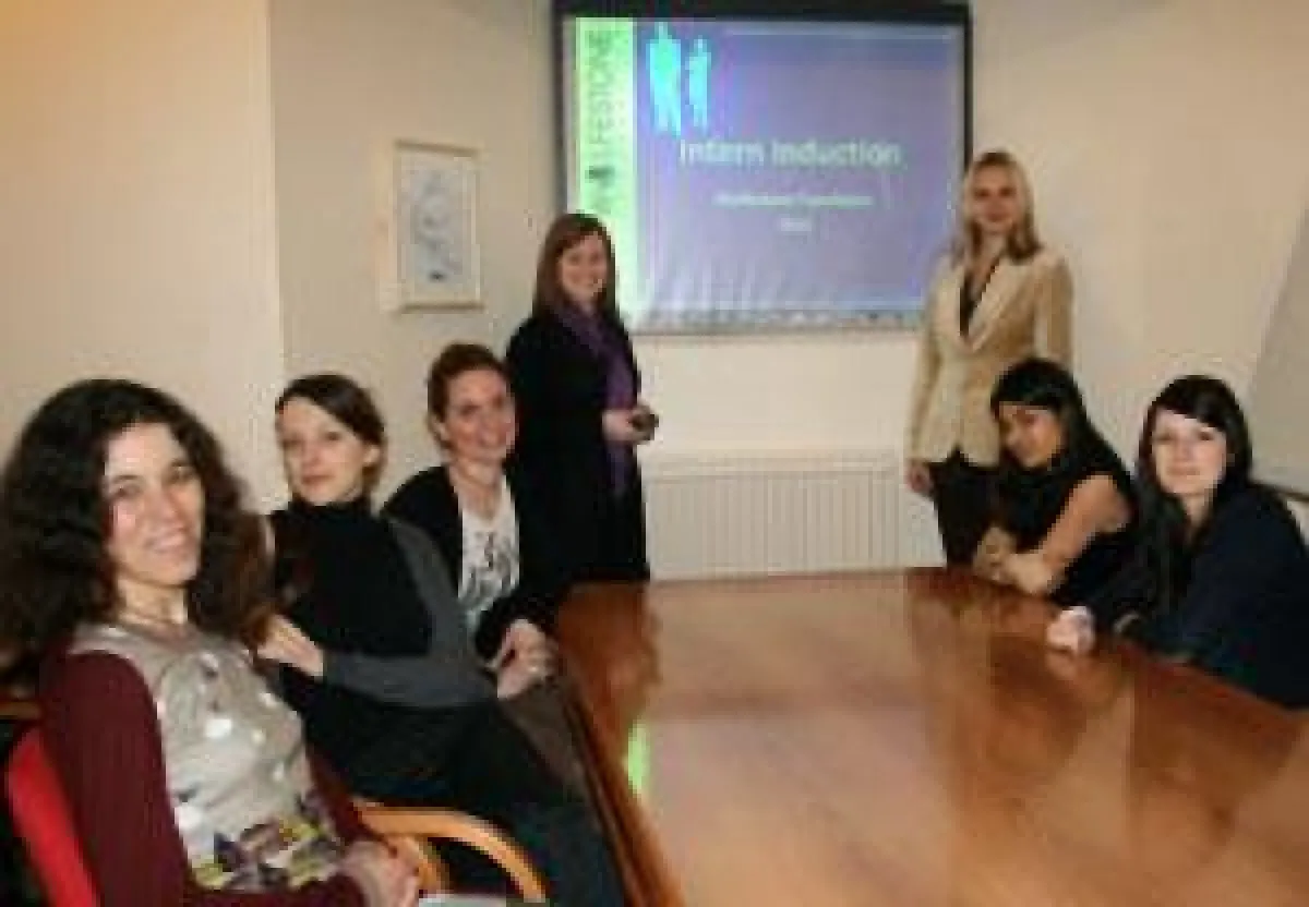 Anna Bastek und Emma Roome bei der Einführungsveranstaltung für Praktikanten