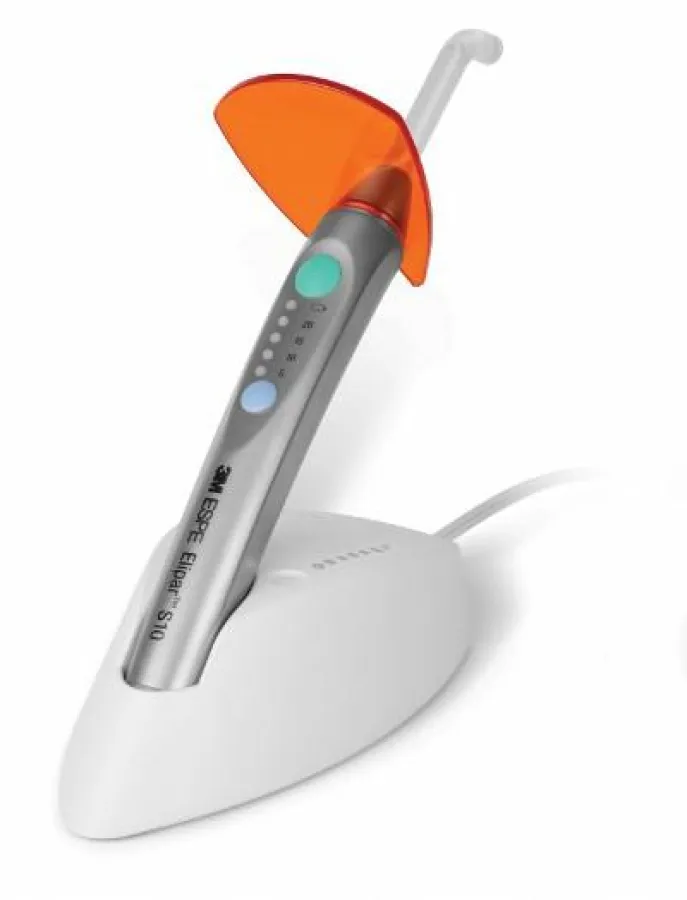 Handlich, robust und hygienisch: Das Elipar™ S10 wird fugenlos aus einem Edelstahlrohr gefertigt. Die Konturierung im Hydroformverfahren schafft zusätzliche Ergonomie für den Zahnarzt.