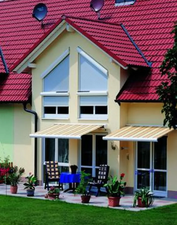 Harmonisch fügt sich der Sonnenschutz in die Wohnumgebung ein. Fachbetriebe des Rollladen- und Sonnenschutztechniker-Handwerks halten ein großes Sortiment an Farbvarianten und Materialien bereit, so l