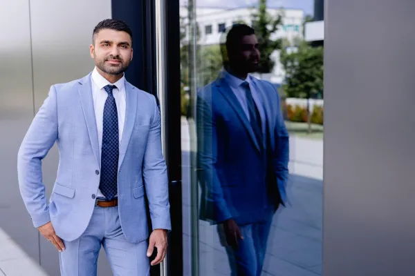 Bild: Sinan Nacar gewinnt den Black Bull Award 2024 für Leistungen in der Immobilienfinanzierung