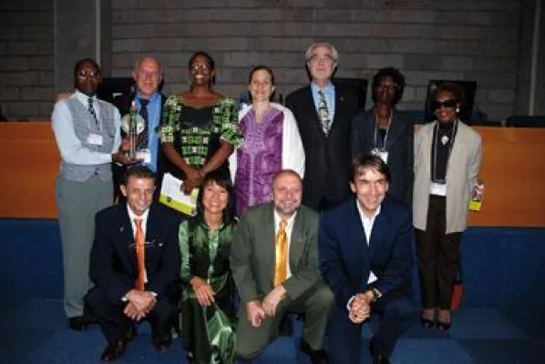 Bild: Wangari Maathai erhält „One World Award“ post mortem in Nairobi