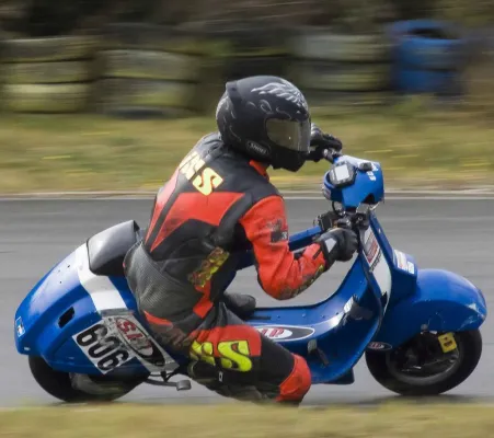 Mike Betz gewinnt die ESC Meisterschaft für das SIP Scootershop Rennteam Bild: Mike Betz gewinnt die ESC Meisterschaft für das SIP Scootershop Rennteam