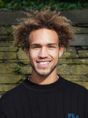 Bild: Hockey-Nationalspieler Joshua Onyekwue Nnaji engagiert sich für die Stiftung „Achtung!Kinderseele“ 