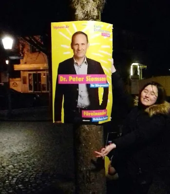 Bild: Viele helfende Hände an der Mitternachtsplakatierung der FDP Haar