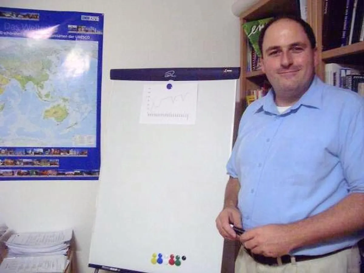 Der Düsseldorfer Sprachtrainer Patrick Mustu leitet die Seminare, die in kompakter Form berufsbezogene Kommunikationsfertigkeiten schulen