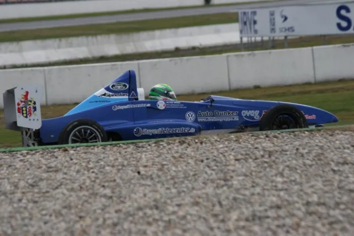 Bild: Zum Thema 'Frauen am Steuer - Ungeheuer' mit Rennfahrerin Jackie Weiss und RTL Reporter Cord Eickhoff