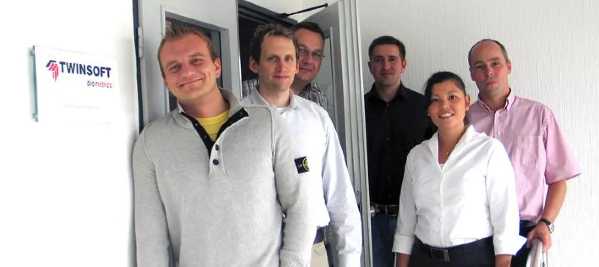 Geschäftsführer Gereon Tillenburg (rechts außen) mit dem Team der TWINSOFT biometrics.