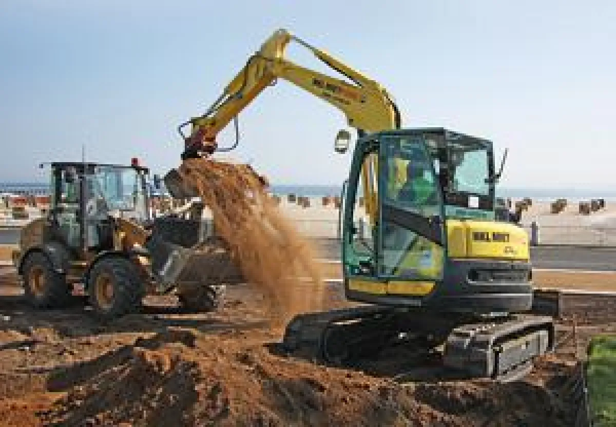 Mietmaschinen von HKL erneuern die Travemünder Strandpromenade. ?