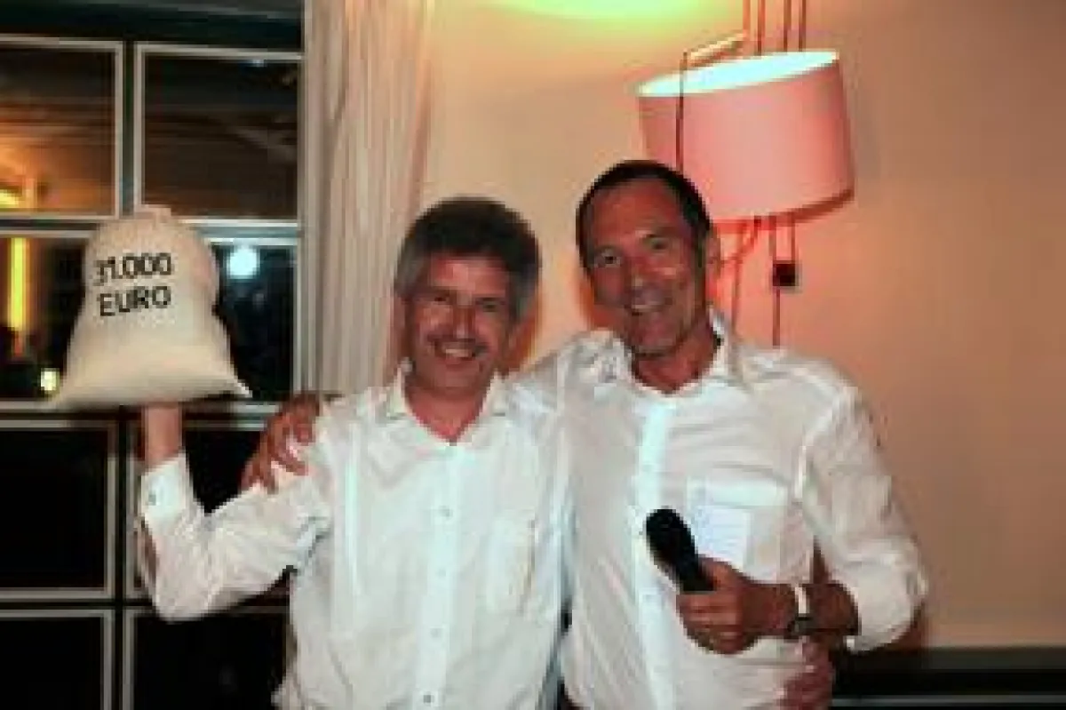 Ottmar Flach (re.) und Stefan Denk (li) freuen sich über 31.000 Euro Reinerlös