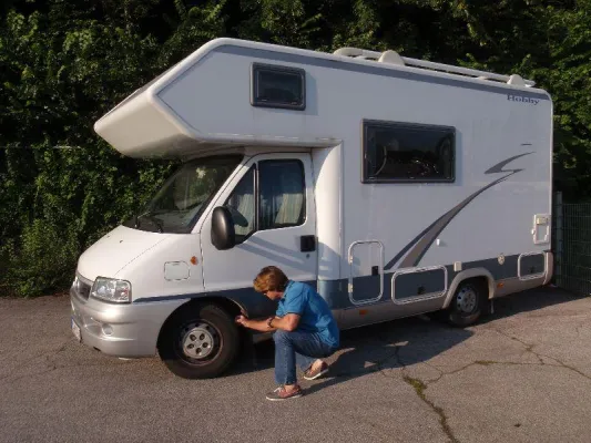 Bild: Experten raten zum Reifen-Check - Delticom - Urlaubsreif(en) für Caravan und Wohnwagen