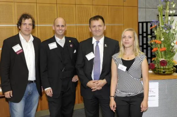 Gemeinsam für einen guten Zweck - Blumengesteck beim „BNI19“ in Hamburg versteigert Bild: Gemeinsam für einen guten Zweck - Blumengesteck beim „BNI19“ in Hamburg versteigert