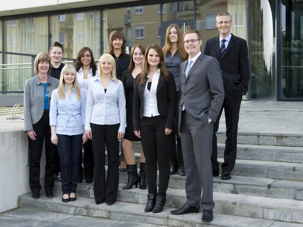 Mit Schwung in die Ausbildung: Die Auszubildenden freuen sich auf spannende Aufgaben bei der Schwenninger BKK. (Quelle: Schwenninger BKK)