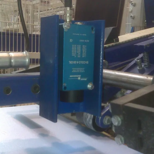 Farbsensor für die Kontrolle der Trittschalldämmung bei der Parkettherstellung Bild: Farbsensor für die Kontrolle der Trittschalldämmung bei der Parkettherstellung