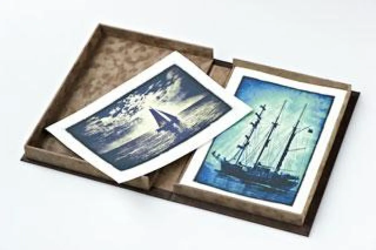 Leica Edition ? Fotobücher und -boxen mit noblen Covers aus Stein und Leder.