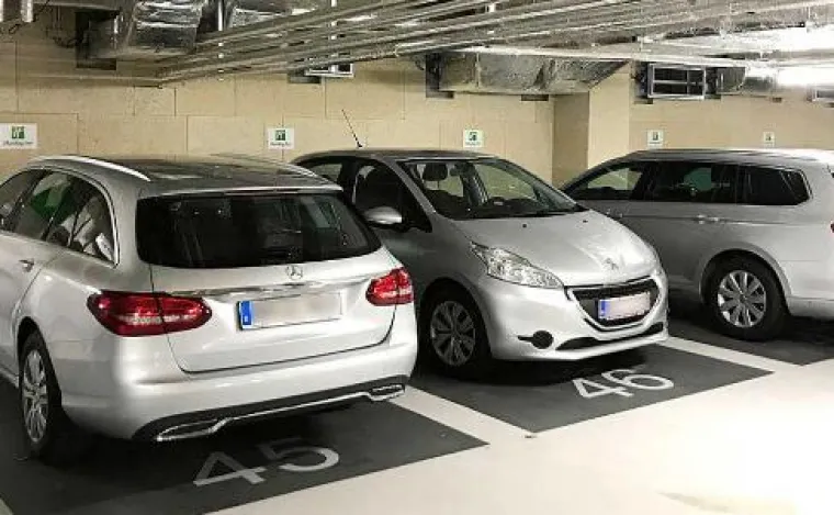 Bild: Holiday Inn Parkplatz. Günstig parken am Flughafen Hamburg.