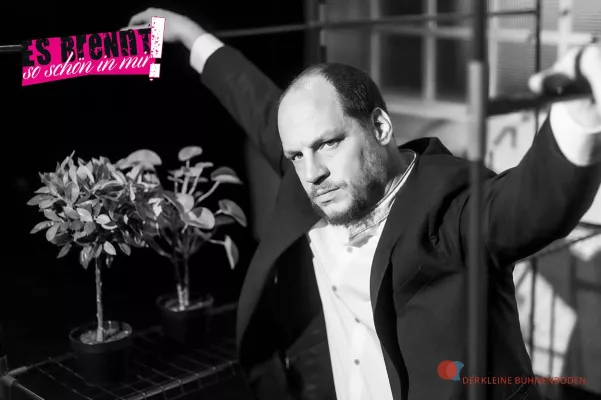 Bild: Es brennt so schön in mir! Bühnenboden zeigt PunkrockTheaterTrip von Stefan Nászay