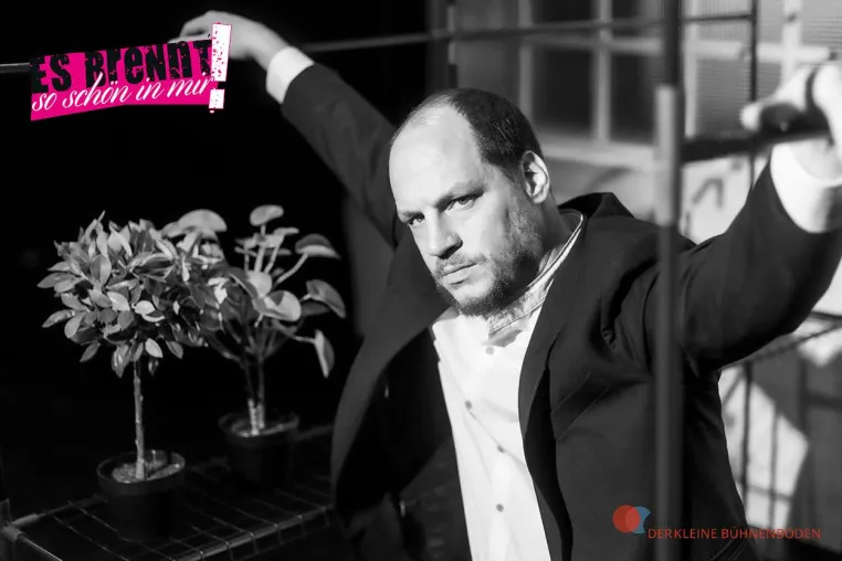 Es brennt so schön in mir! Bühnenboden zeigt PunkrockTheaterTrip von Stefan Nászay Bild: Es brennt so schön in mir! Bühnenboden zeigt PunkrockTheaterTrip von Stefan Nászay