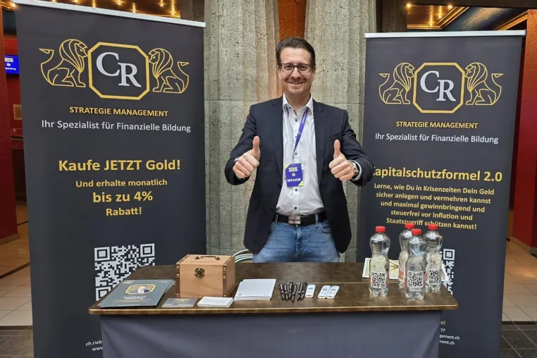 Christian Riebel erobert die Bühne als Kapitalschutz-Experte beim IMK in Offenbach am Main Bild: Christian Riebel erobert die Bühne als Kapitalschutz-Experte beim IMK in Offenbach am Main