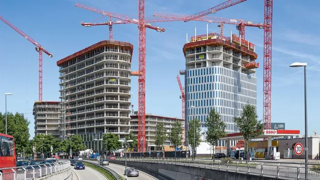 Bild: Hochhaustürme in bayerisch-blauweiß: Blue Tower und White Tower