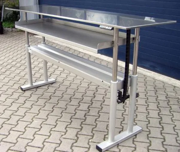 Bild: Elektrisch höhenverstellbarer Gastrotisch für ergonomisches Arbeiten und gegen Schnittverletzungen