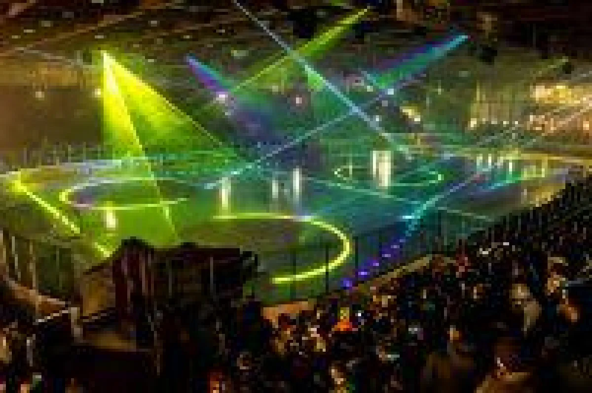 LPS Lasermapping auf dem Spielfeld in der CHG Arena vor dem Eishockey-Spiel der Towerstars Ravensburg