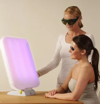 Akne zuverlässig, schnell und schonend behandeln - mit den neuen Lichttherapiegeräten CleanLite CL 70 und 110 Bild: Akne zuverlässig, schnell und schonend behandeln - mit den neuen Lichttherapiegeräten CleanLite CL 70 und 110