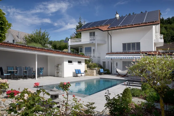 Bild: Swimmingpool, Garten, Urlaubsglück: Ferien daheim dauern länger 