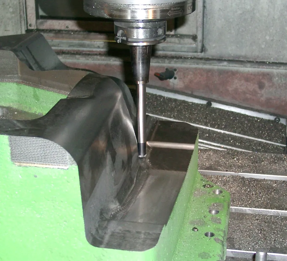 Nach über acht Stunden im Einsatz zeigt die Wendeschneidplatte noch keinen erkennbaren Verschleiß. Die gesamte Form kann ohne Unterbrechungen fertig bearbeitet werden. Wäre noch mehr Finishing nötig, 