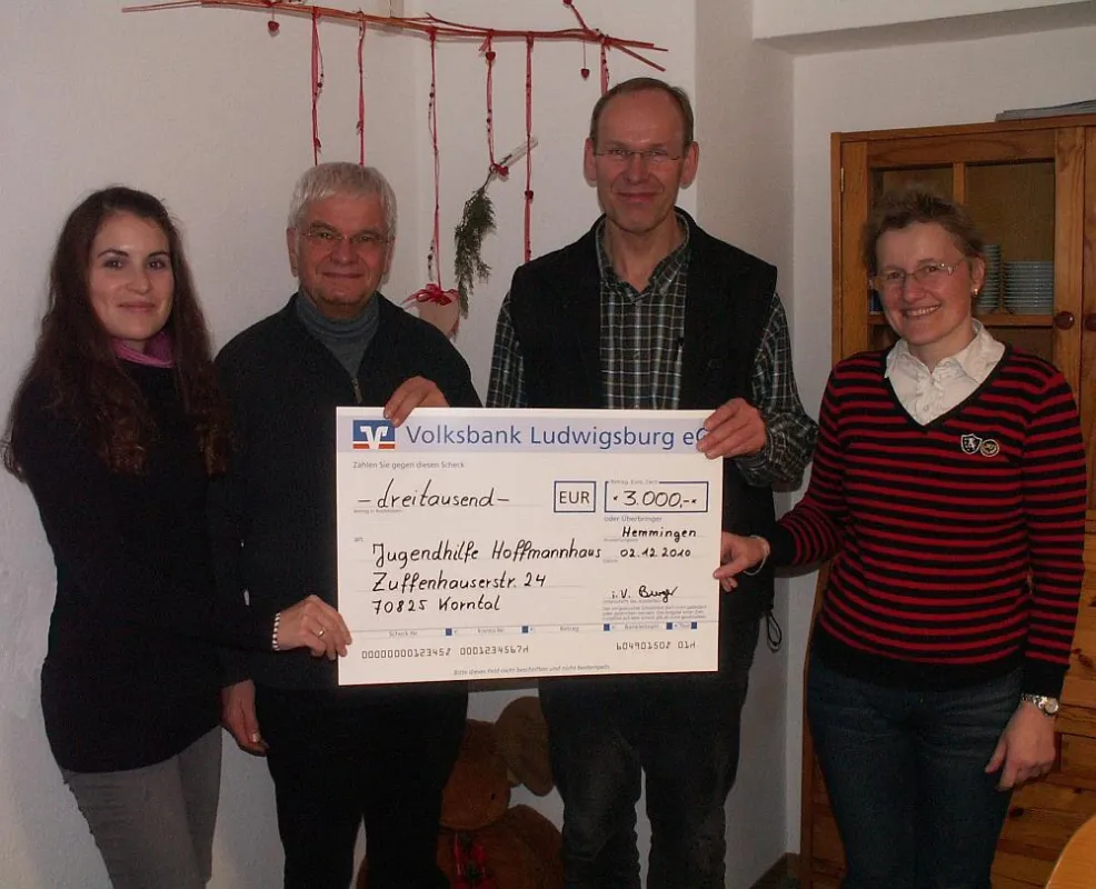 Andrea Burger (re.) und Sonja Pfleiderer von der Eisenmann GmbH freuen sich mit Walter Link (li.) und Klaus-Dieter Steeb